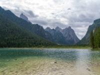 Blick von Aussichtsplattform auf Toblacher See und Bergkulisse